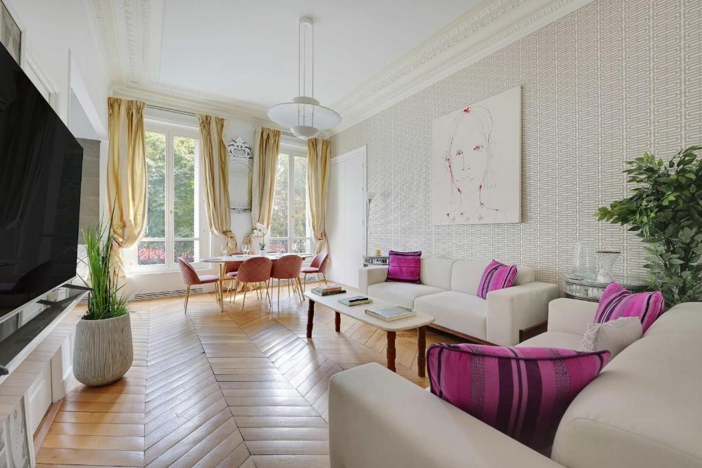 d'un salon avec un mobilier blanc et des touches de violet. dans l'établissement Charmant appartement - 2BR 4P - Champs-Élysées, à Paris