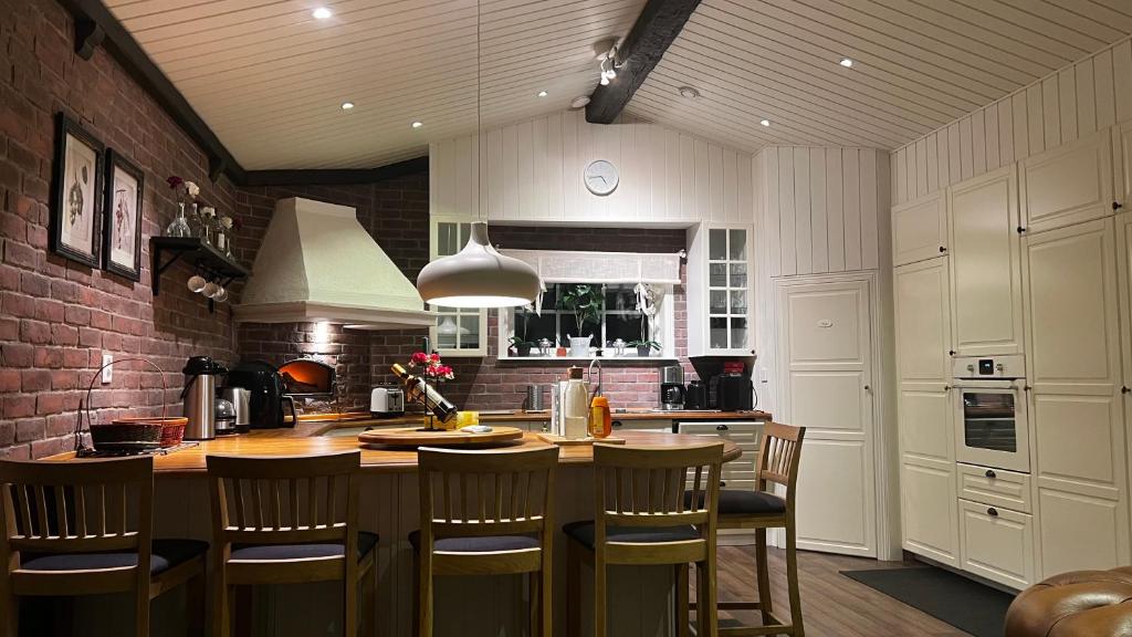 - une cuisine avec une table et des chaises dans la chambre dans l'établissement Day to Day Motel, à Borlänge