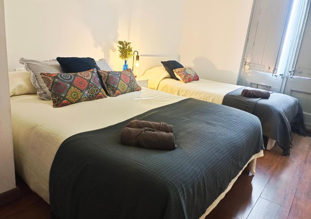 2 Betten in einem Zimmer mit in der Unterkunft By Plaza Real Rooms in Barcelona