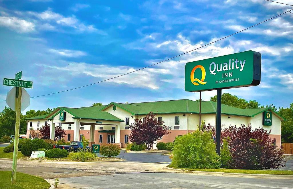 un cartello per una locanda di qualità di fronte a un edificio di Quality Inn Junction City near Fort Riley a Junction City
