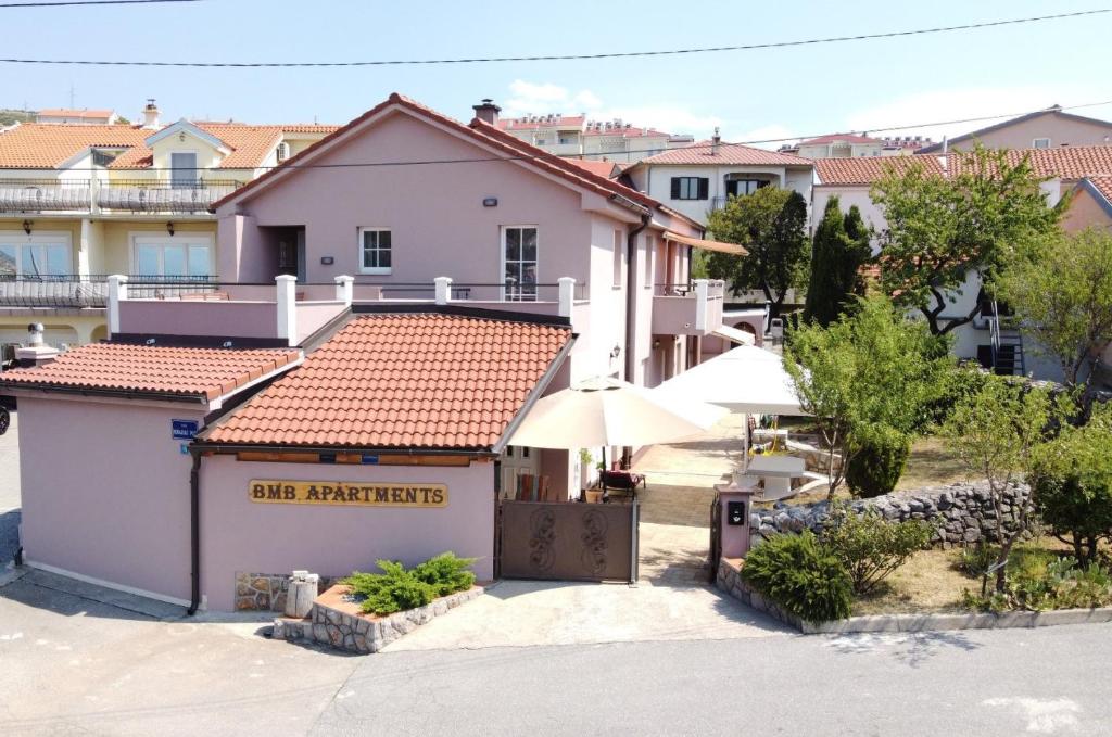 a building with umbrellas in front of a building at BMB Apartments in Senj