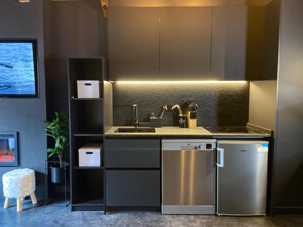 Kuhinja ili čajna kuhinja u objektu Modern Black Studio Penthouse En Valle De Incles - Parking Gratis l by BonesVacances