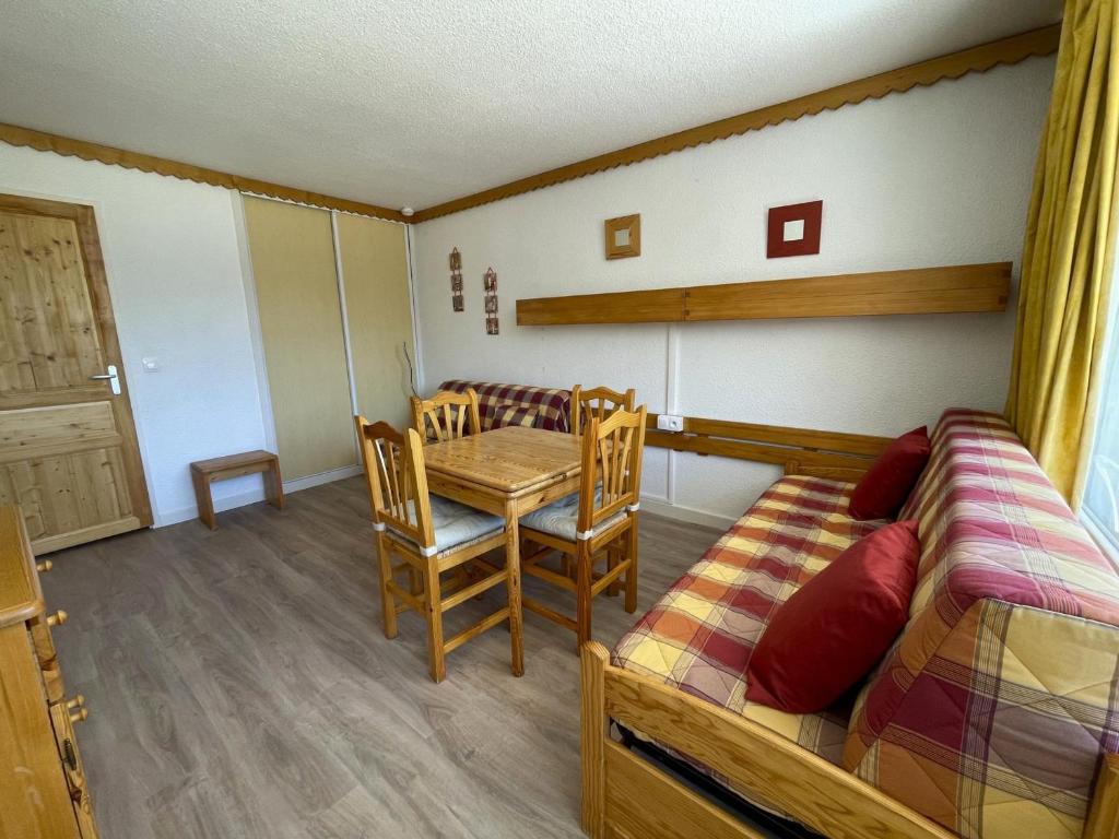 un salon avec un canapé et une table dans l'établissement Studio 4 pers - Sud - Balcon - 3 Vallées - FR-1-452-13, aux Menuires