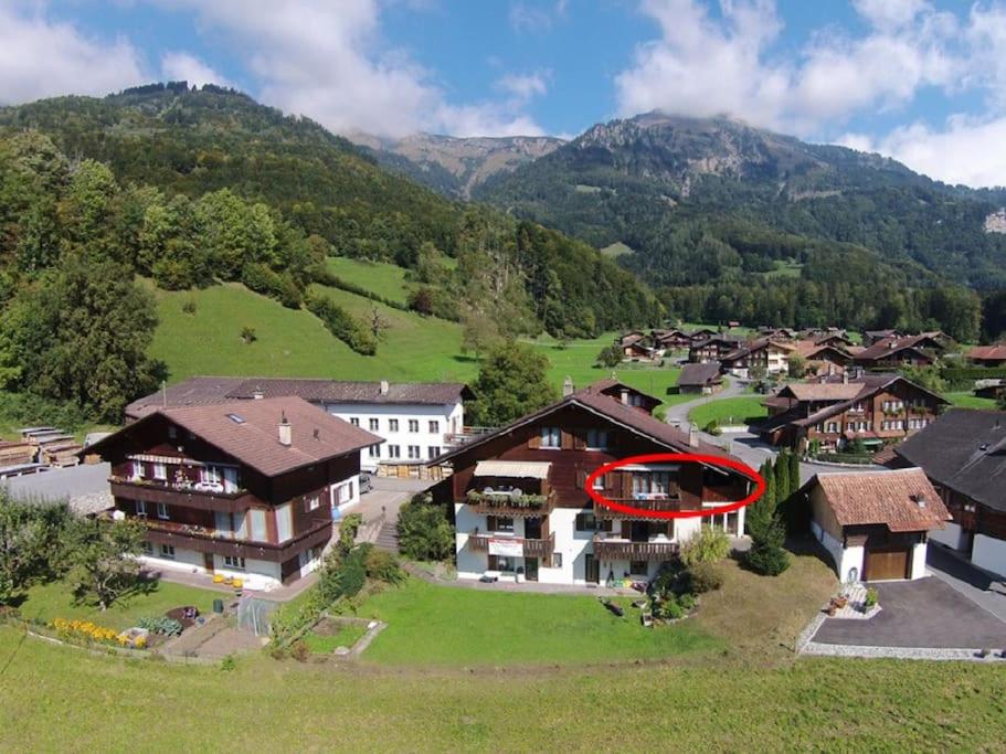 een luchtfoto van een huis in een dorp bij Maisonette 4.5 Zimmer, Nähe Ballenberg in Hofstetten 