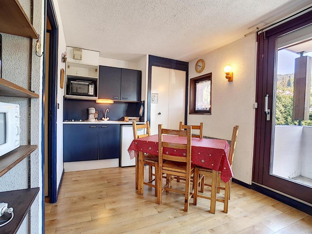Appartement Les Gets, 2 pièces, 4 personnes - FR-1-454-34にあるキッチンまたは簡易キッチン