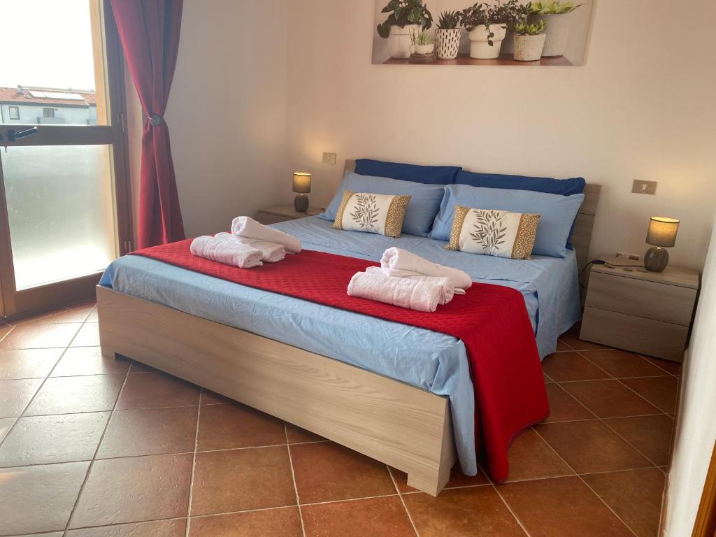 a bedroom with a bed with towels on it at Appartamento La Caletta in La Caletta