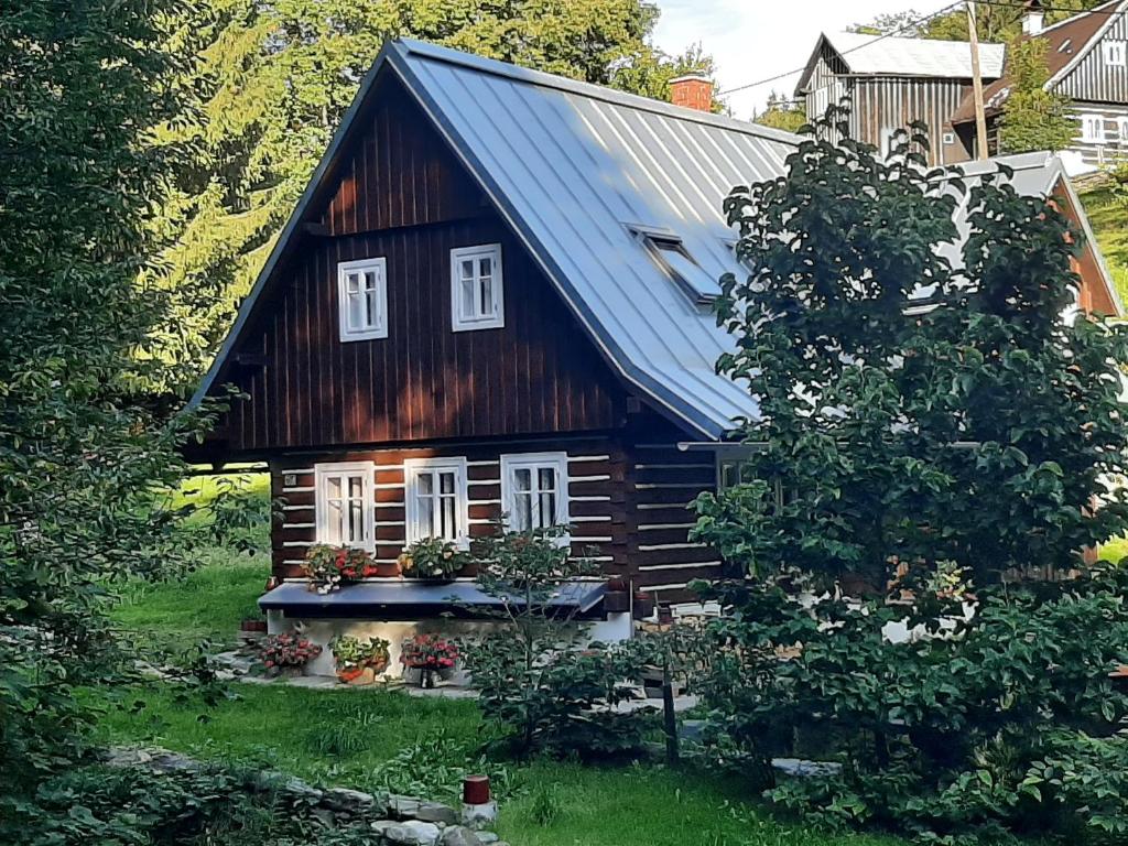 Casa de madera con techo de metal en Bratrouchovský trpaslík, en Jablonec nad Jizerou
