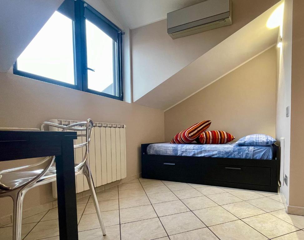 1 dormitorio con cama y ventana en Pacy - Park City Home en San Giuliano Milanese
