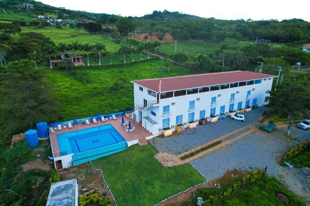 una vista aérea de una casa con piscina en Hotel Santa Lucia, en Socorro