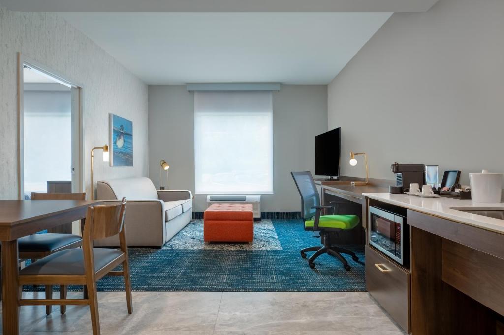 Home2 Suites By Hilton Huntsville的电视和/或娱乐中心