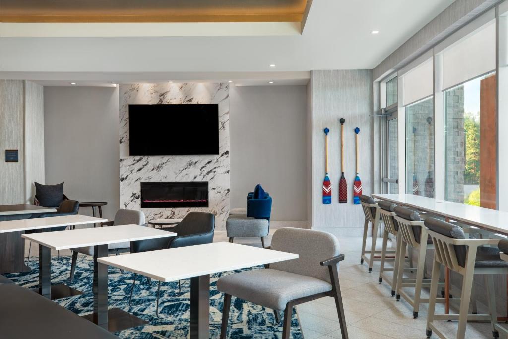 Home2 Suites By Hilton Huntsville的电视和/或娱乐中心