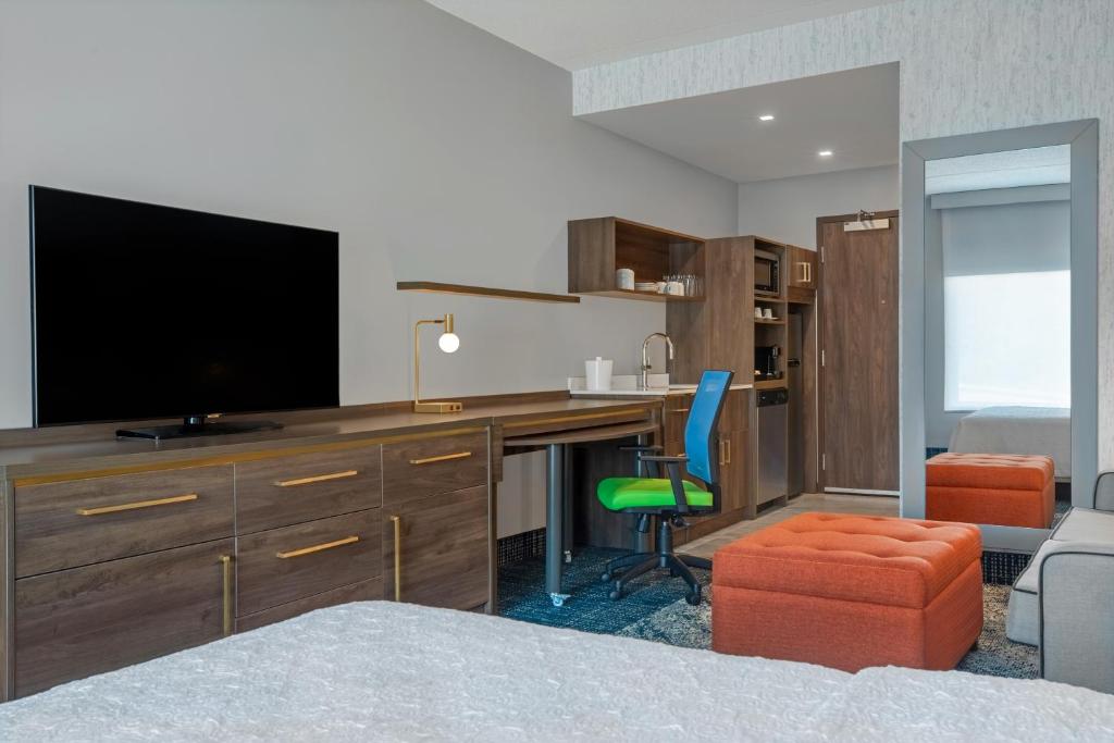 Home2 Suites By Hilton Huntsville的电视和/或娱乐中心