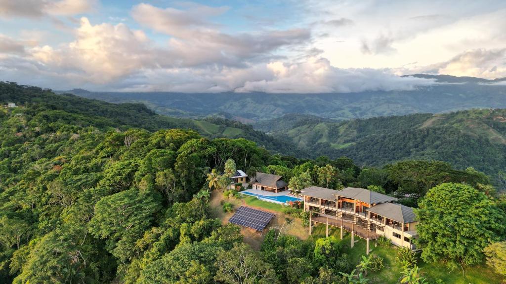 een luchtzicht op een huis in de bergen bij Lamangata Luxury Surf Resort in Dominical