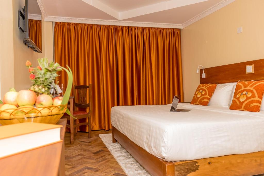 Postel nebo postele na pokoji v ubytování The Glacier Hotel Nanyuki