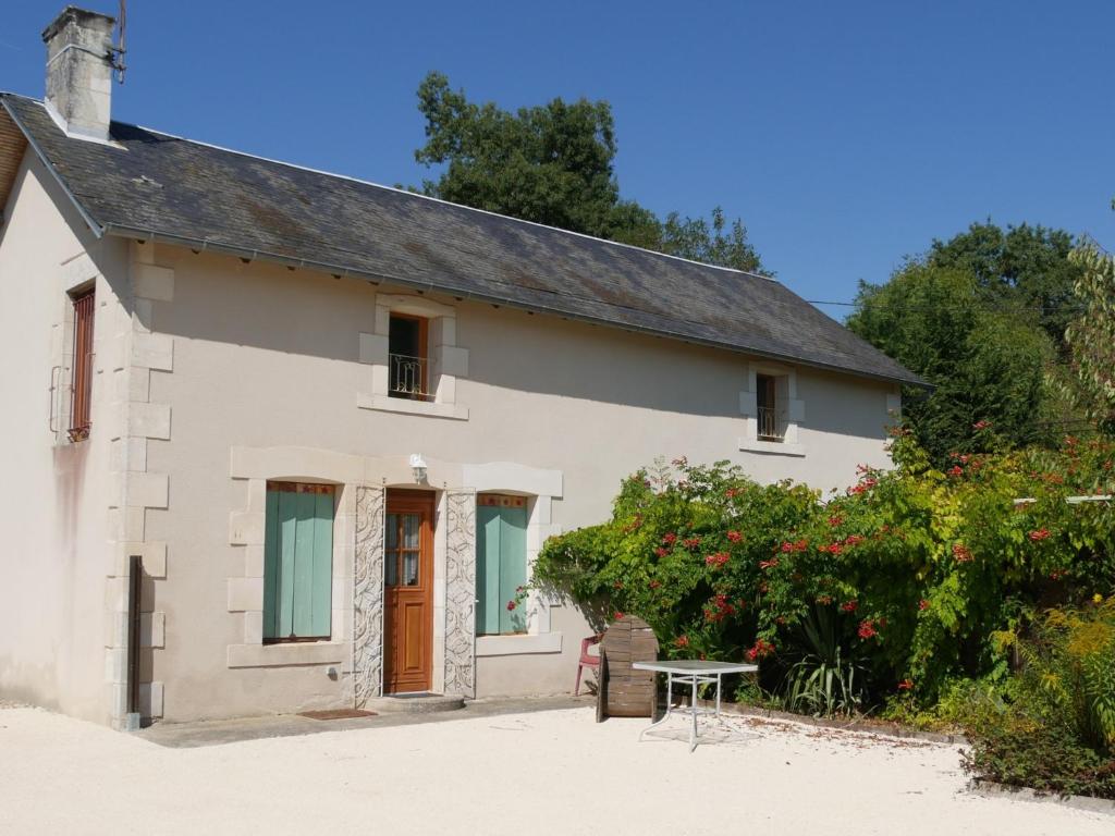 een wit huis met een tafel ervoor bij Maison La Puye, 3 pièces, 4 personnes - FR-1-541-63 in La Puye