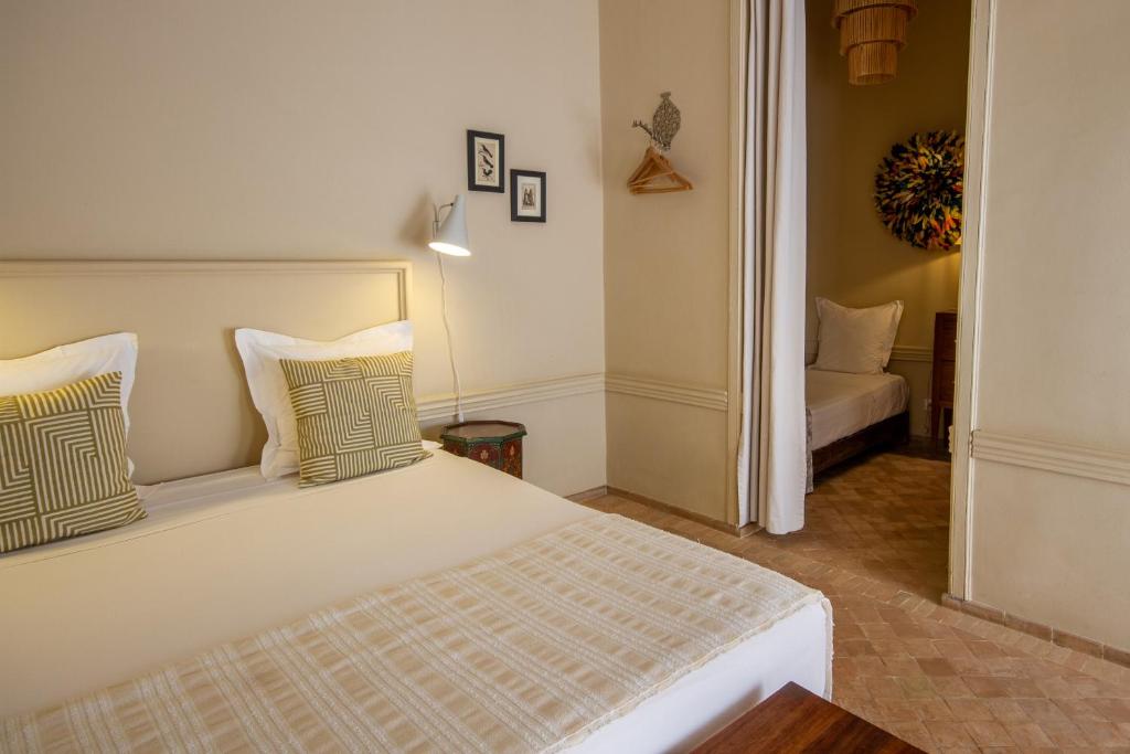 Postel nebo postele na pokoji v ubytování Riad Bab 54