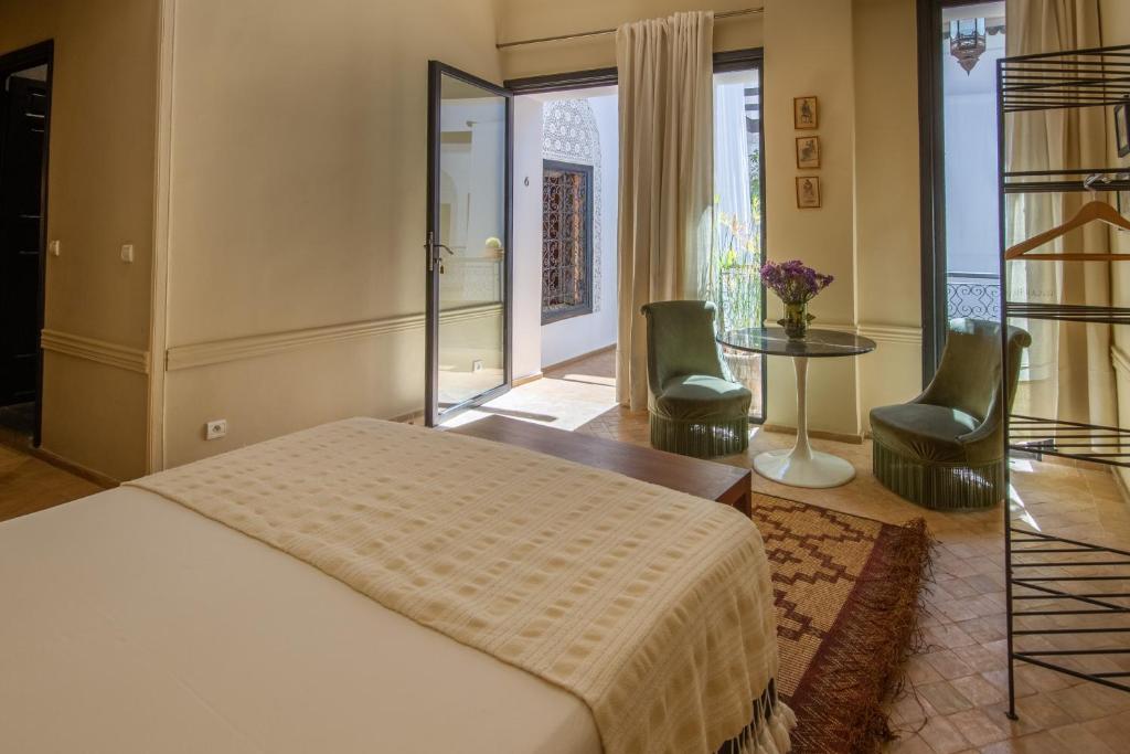 Postel nebo postele na pokoji v ubytování Riad Bab 54