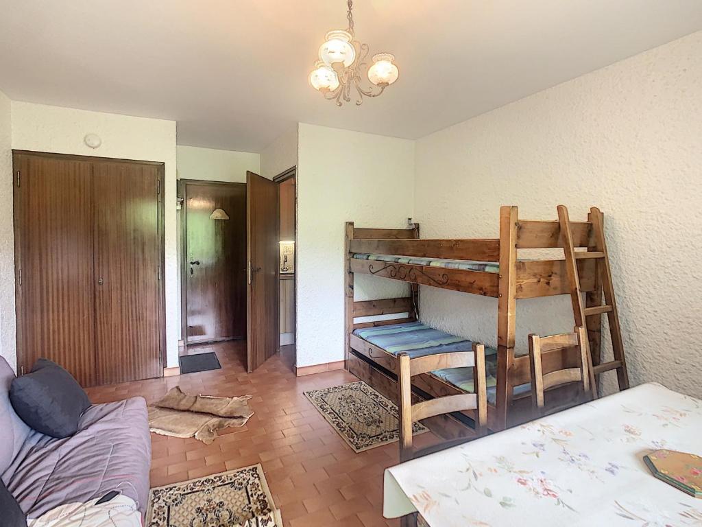 Zimmer mit einem Etagenbett und einem Stuhl in der Unterkunft Studio Combloux, 1 pièce, 4 personnes - FR-1-560-62 in Combloux