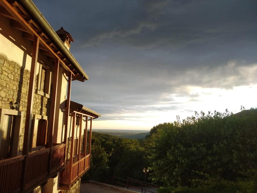 a view of the mountains from a house at Casa della Meridiana in Clastra