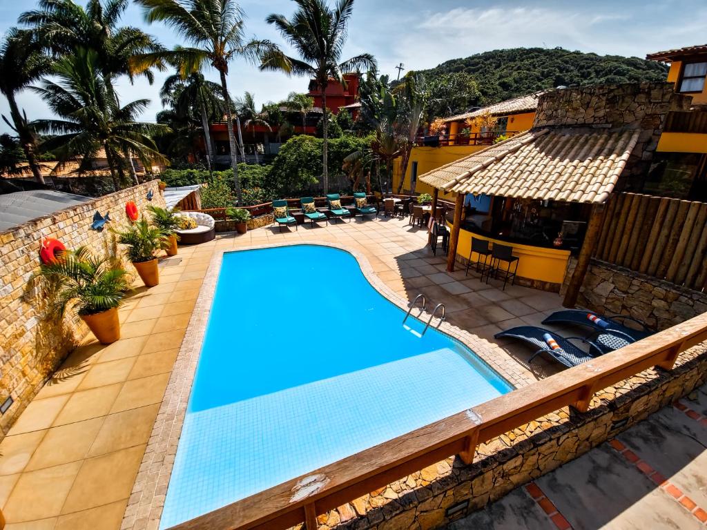 una vista aérea de una piscina en un complejo en Pousada João Fernandes, en Búzios