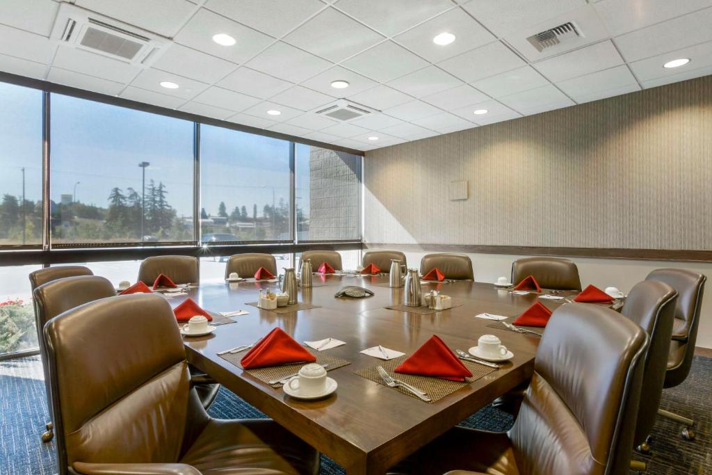 Best Western Plus University Inn photo