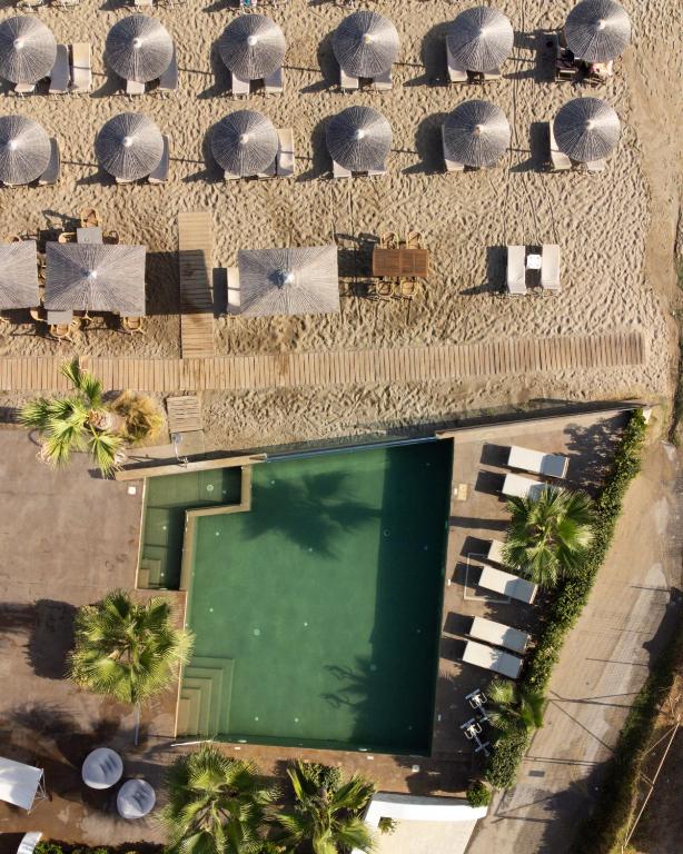 Bazén v ubytovaní Vergina Beach Hotel alebo v jeho blízkosti