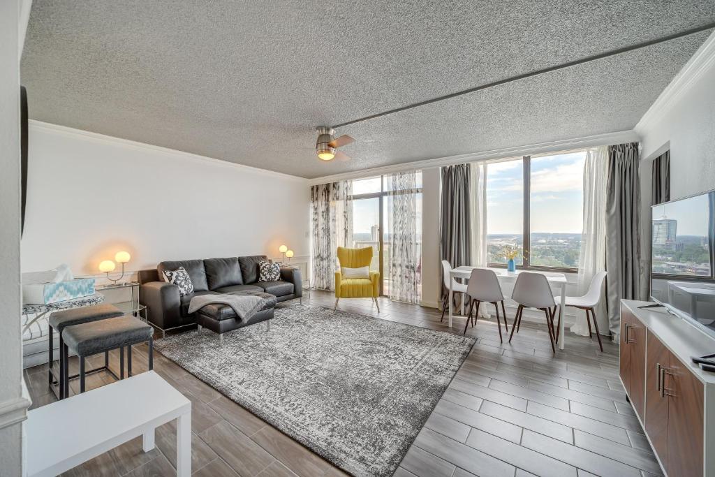 Area tempat duduk di Downtown Tulsa Apartment - Near BOK Center!