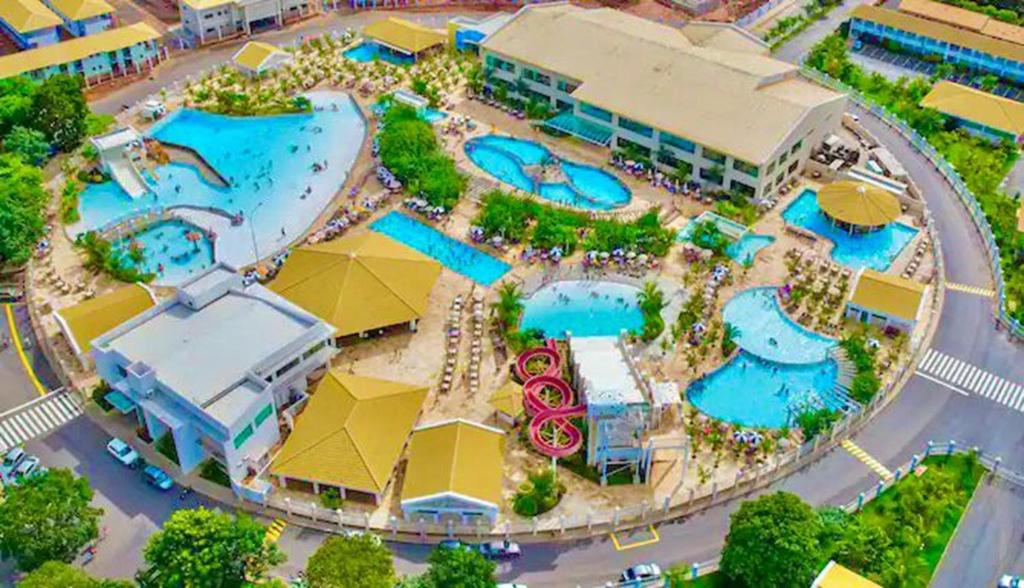 uma vista aérea de um resort com piscinas e guarda-sóis em Lacqua Diroma I A 5 CN-GO em Caldas Novas