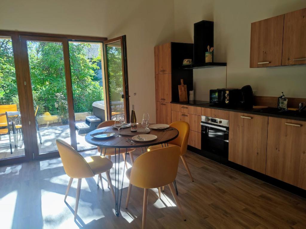 Kuchyň nebo kuchyňský kout v ubytování Alsace Chalet & Spa Meyer-Krumb