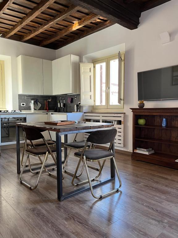 A kitchen or kitchenette at Colosseo Suite