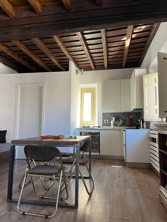 A kitchen or kitchenette at Colosseo Suite