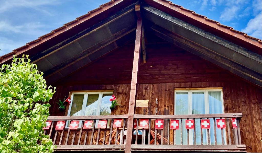 Casa de madera con porche y 2 ventanas en Naturnahe Familienwohnung en Rüschegg-Graben