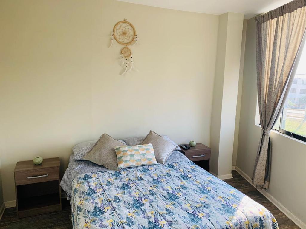 um quarto com uma cama e duas mesas de cabeceira em M’iski house em Urbanizacion Buenos Aires