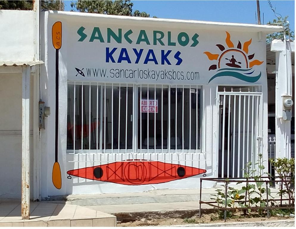 San CarlosにあるCasa Kayackの赤いサーフボードが描かれたカヤックショップの看板