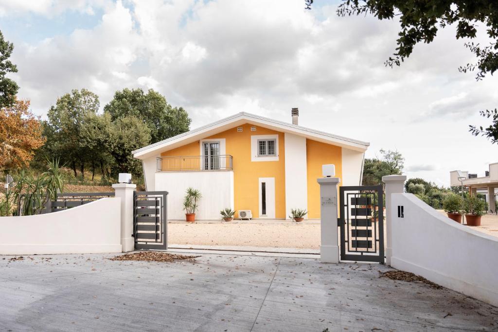 una casa con una valla blanca y una puerta en Il Colle, en Ferentino