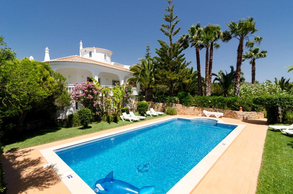 - une piscine en face d'une maison dans l'établissement Villa Do Monte, à Monte Raposo