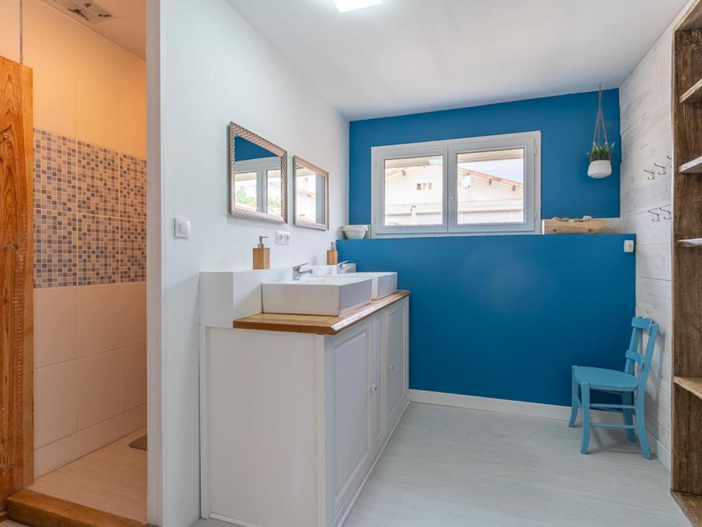 a bathroom with a white sink and a blue wall at Maison Mimizan, 6 pièces, 12 personnes - FR-1-50-94 in Mimizan