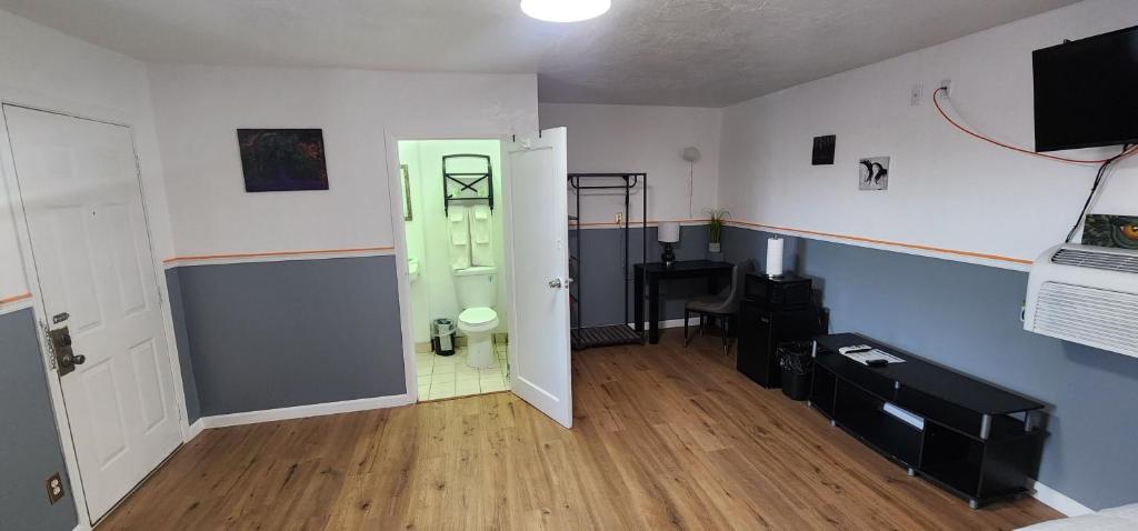 Rose's Motel photo