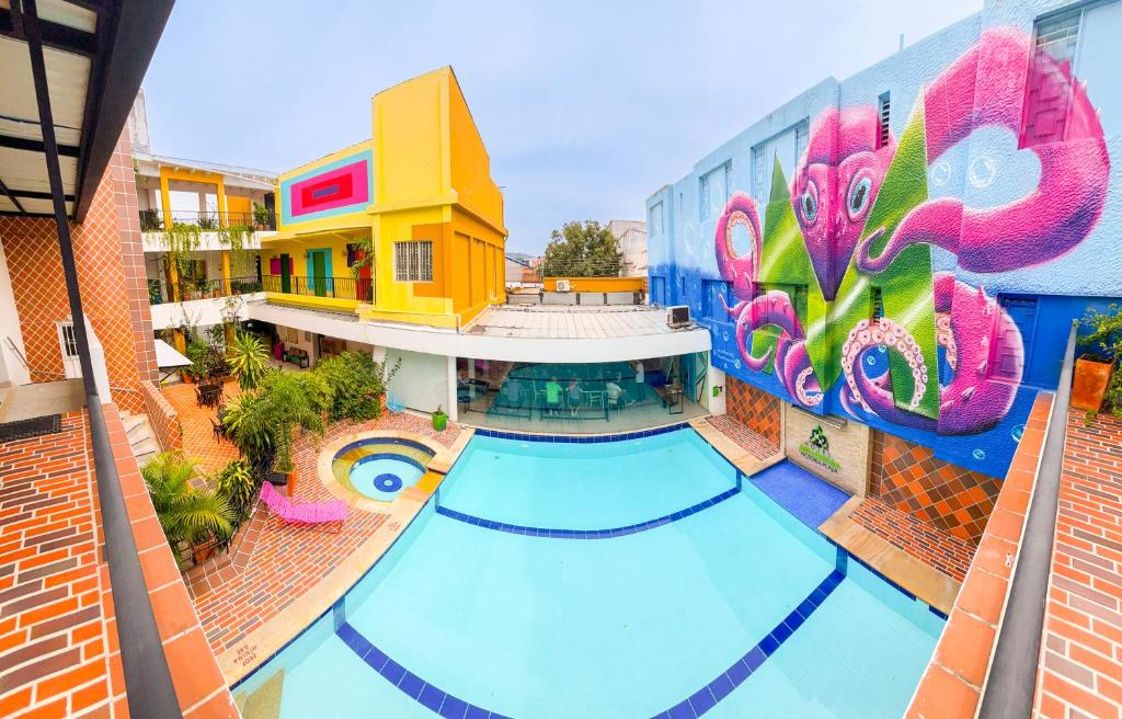 einen Blick über einen Pool in einem Gebäude in der Unterkunft Hotel Victoria Plaza Millenium in Cúcuta