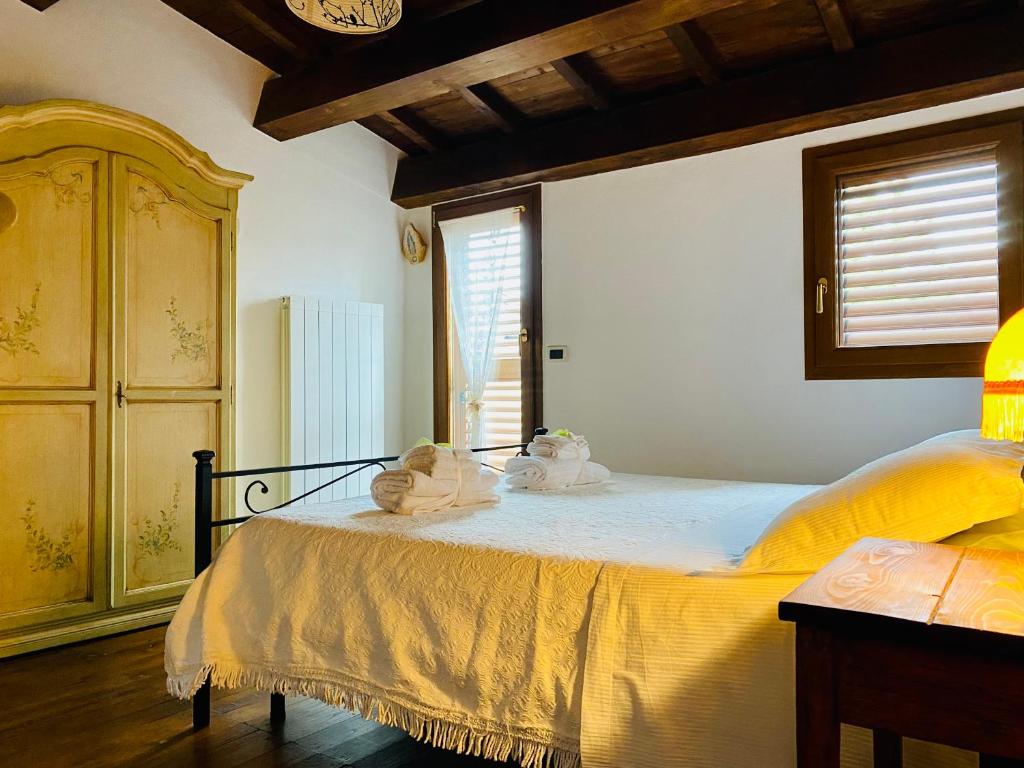 sypialnia z łóżkiem z ręcznikami w obiekcie Cottage Nonnannita 