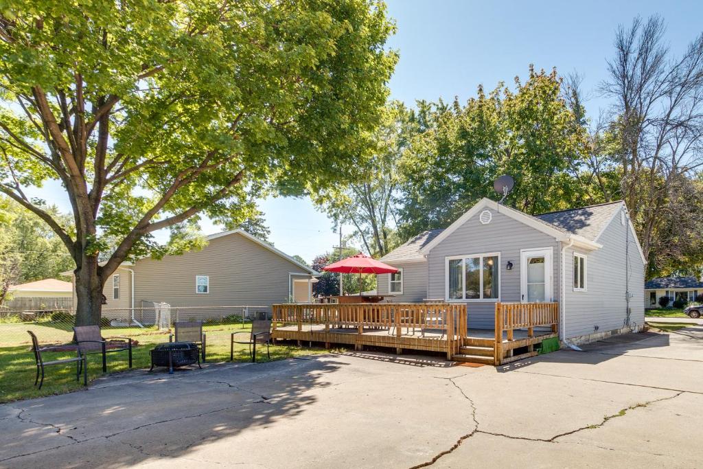 Casa con porche y terraza en Green Bay Vacation Rental - Walk to Lambeau Field en Green Bay