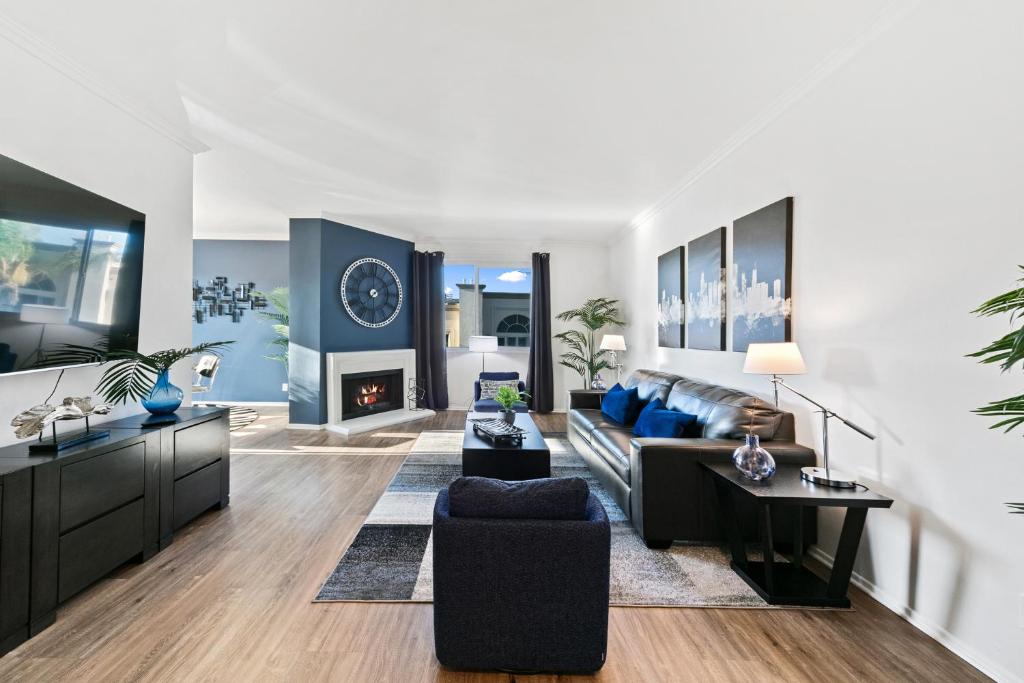 ein Wohnzimmer mit einem Sofa und einem Kamin in der Unterkunft Beverly Hills Penthouse 2 BR Apt with Parking 407 in Los Angeles