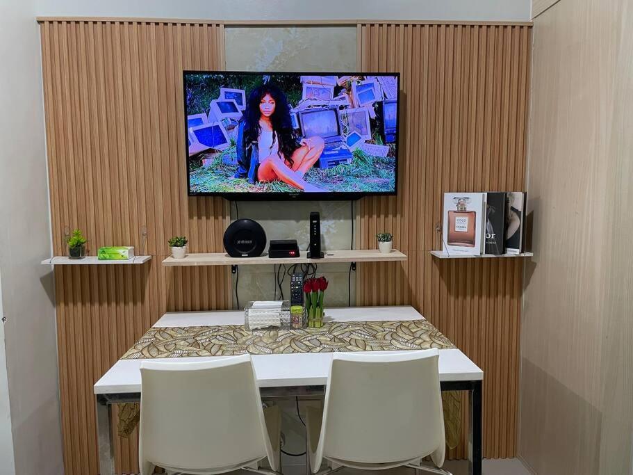TV i/ili zabavni centar u objektu Makati Luxury Retreat with Wi-Fi and Netflix