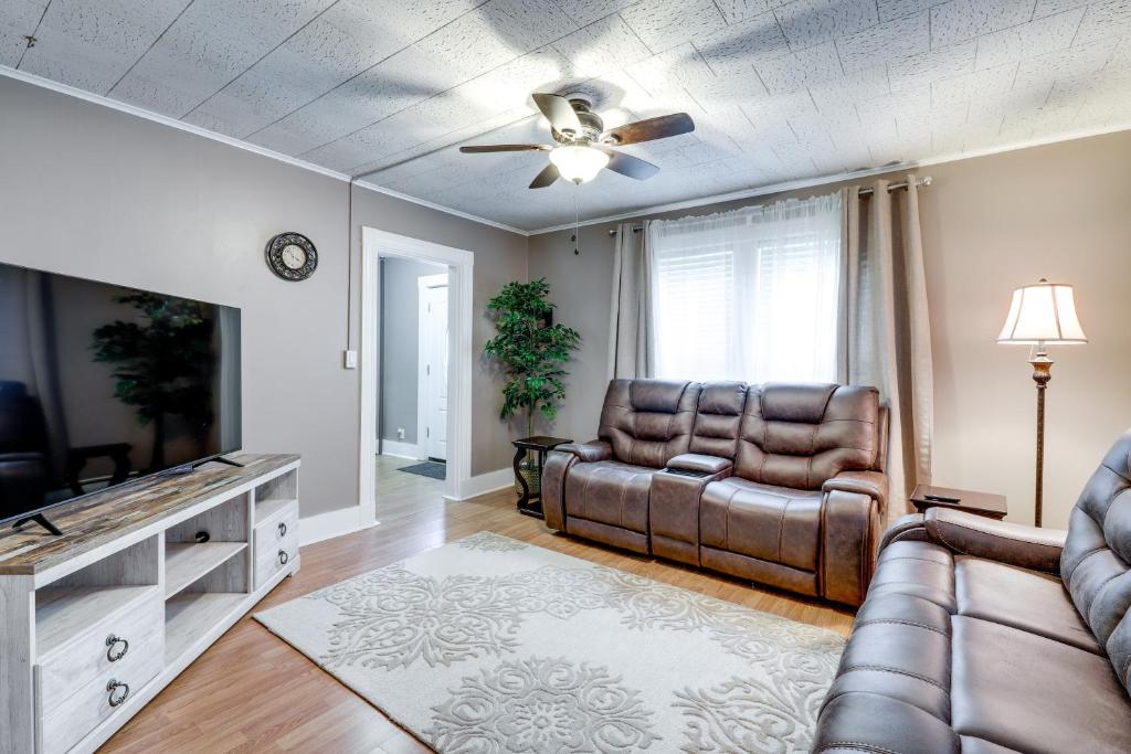 uma sala de estar com um sofá e uma ventoinha de tecto em Maine Vacation Rental about 1 Mi to Auburn Riverwalk! em Auburn