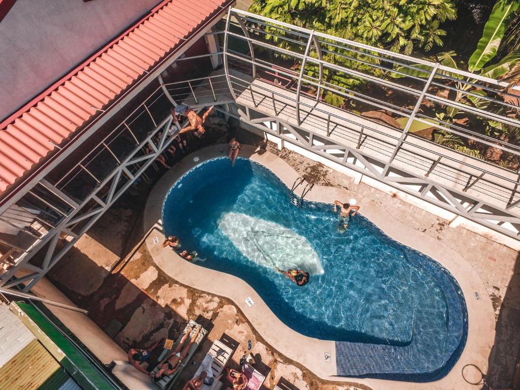 una vista aérea de una piscina en un crucero en Hostel de Haan, en Jacó