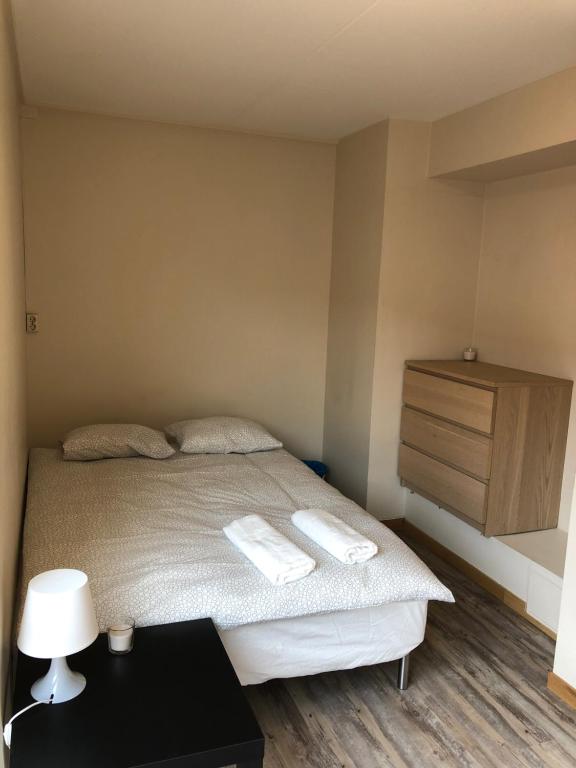 1 dormitorio con 1 cama con 2 toallas en Guesthouse - Oslo Centrum, en Oslo