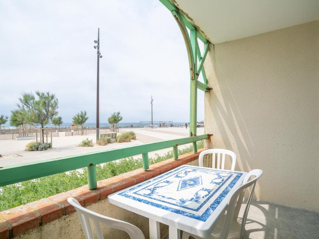 une table et des chaises sur un balcon avec vue sur la plage dans l'établissement Appartement à Mimizan Plage pour 4 pers, face à l'océan, balcon, parking, ménage inclus - FR-1-50-120, à Mimizan