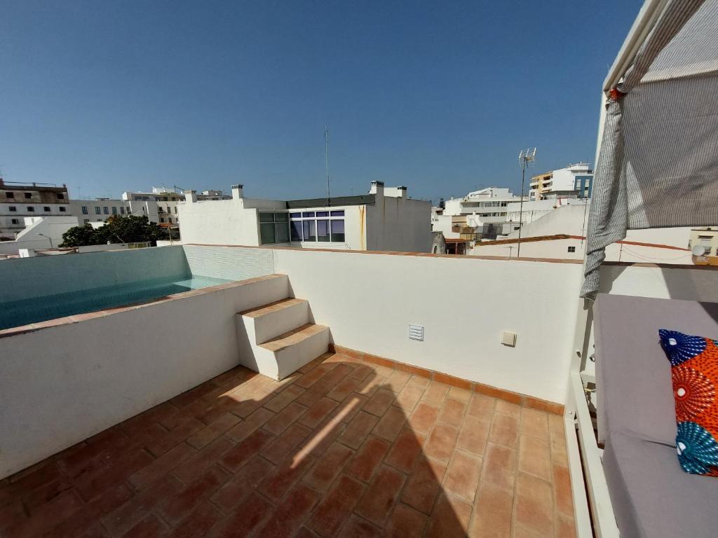 balcone con panchina sul tetto di Cosy Terrace House - design, comfort, micro-pool, top location in Olhão a Olhão