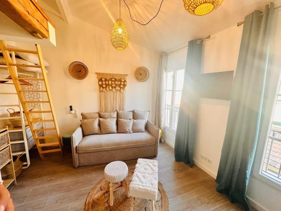 - un salon avec un canapé et une échelle dans l'établissement Les Appartements de Nana 10 - Studio hypercentre, Rue Meynadier, Palais & Plage, clim, wifi, à Cannes