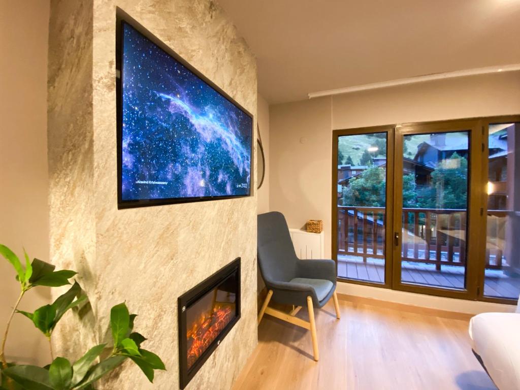 Televiisor ja/või meelelahutuskeskus majutusasutuses Modern Blue Studio En Valle De Incles - Parking Gratis l by BonesVacances